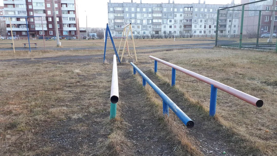 Бруси на майданчику Calisthenics Park at проспект Байконур, Шарыпово – фото 6 з 7