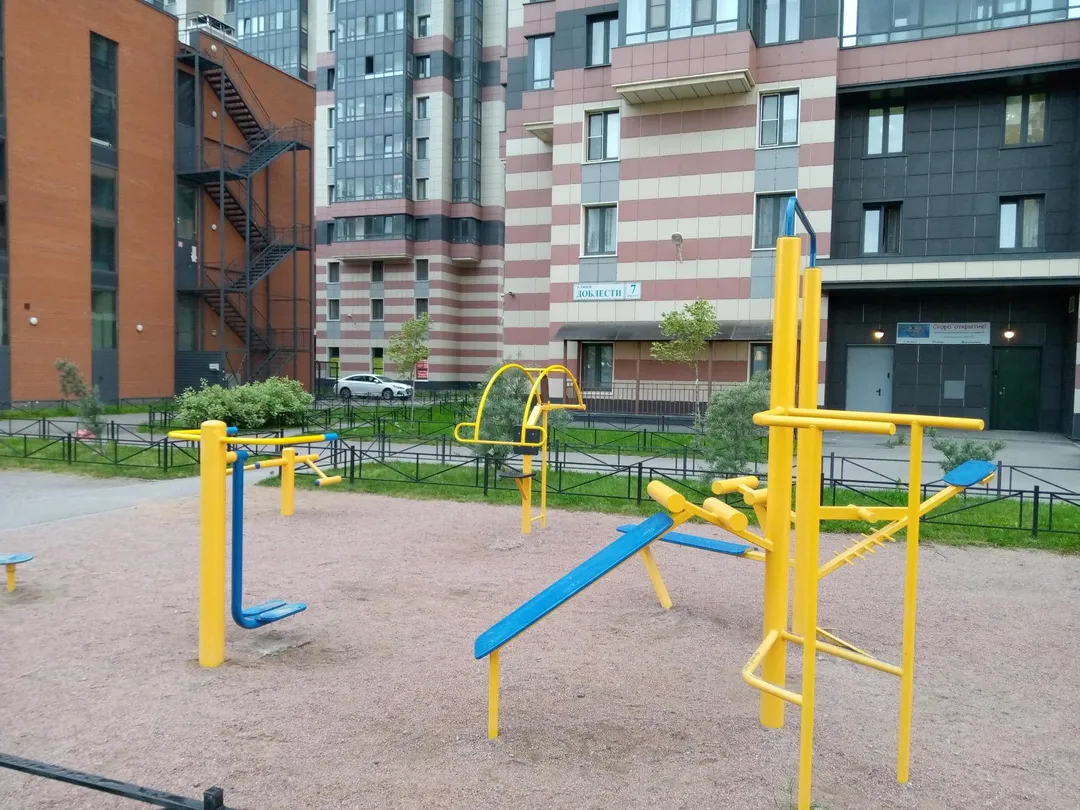 Bancă pentru abdomen la Calisthenics Park at улица Доблести, Санкт-Петербург – fotografia 3 din 3