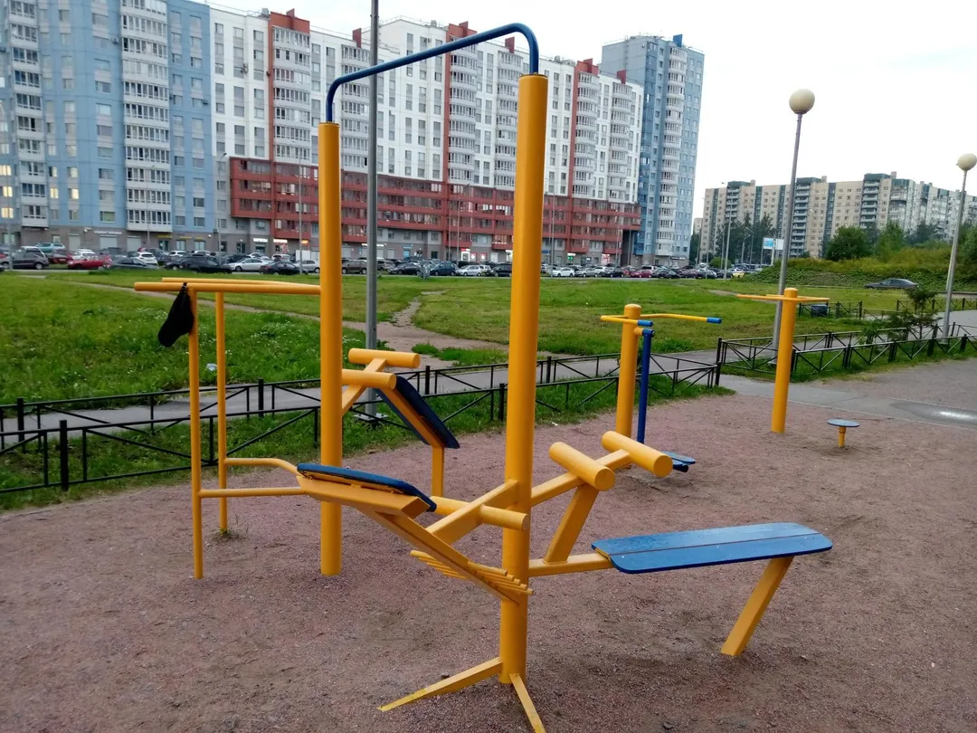Bare paralele la Calisthenics Park at улица Доблести, Санкт-Петербург – fotografia 2 din 3