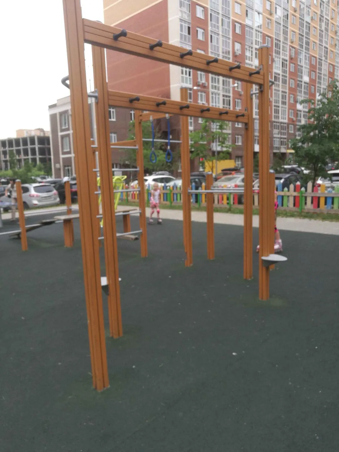 Bare paralele la Calisthenics Park at улица Липовый парк, район Коммунарка – fotografia 2 din 3