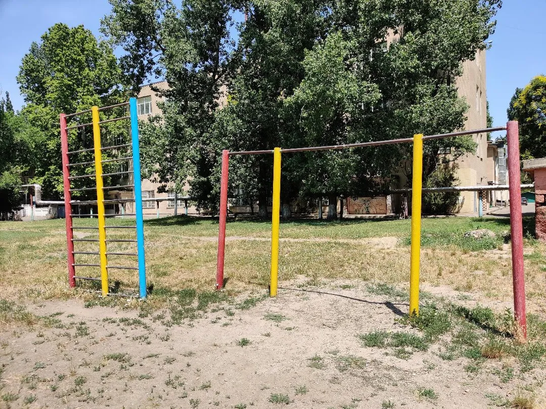 Barres parallèles à Calisthenics Park at Варненська вулиця, Одеса – photo 2 sur 3