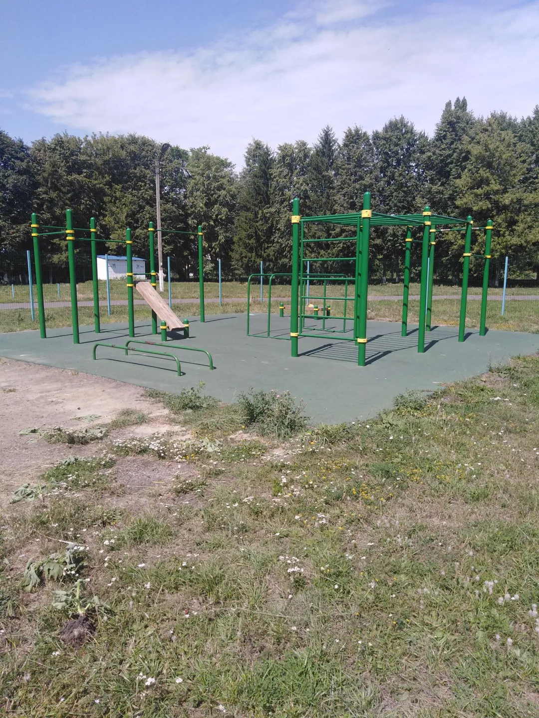Parallele presso Calisthenics Park at Спортивная улица, Горшечное – foto 2 di 3