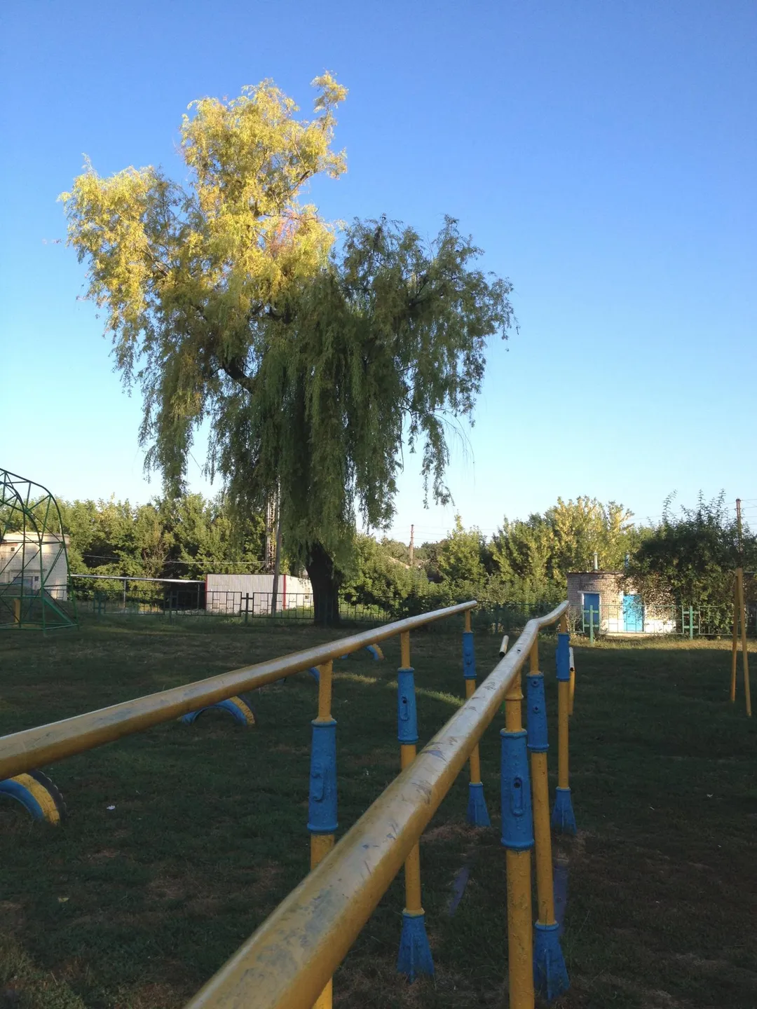 Bare paralele la Calisthenics Park at Уланська площа, Чугуїв – fotografia 3 din 4