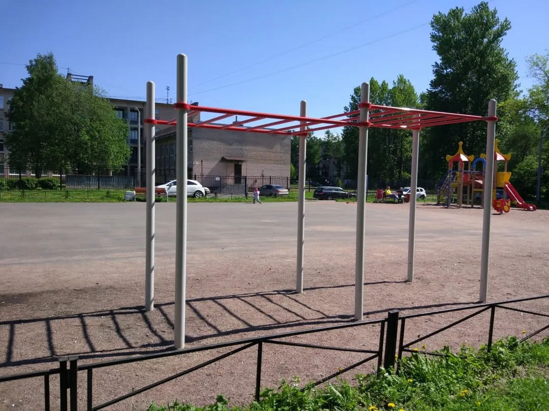 Sprossenwand bei Calisthenics Park at проспект Металлистов, Санкт-Петербург – Foto 4 von 7
