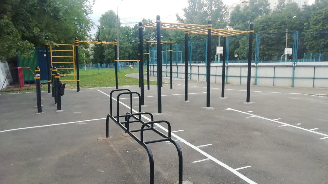 Sbarra per trazioni presso Calisthenics Park at улица Неделина, Щёлково – foto 1 di 2
