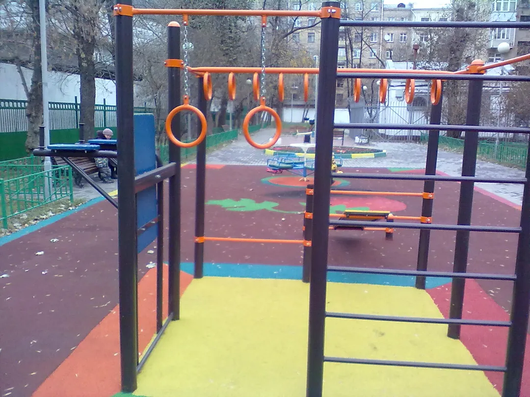 Bare paralele la Calisthenics Park at Фрунзенская набережная, Москва – fotografia 2 din 4