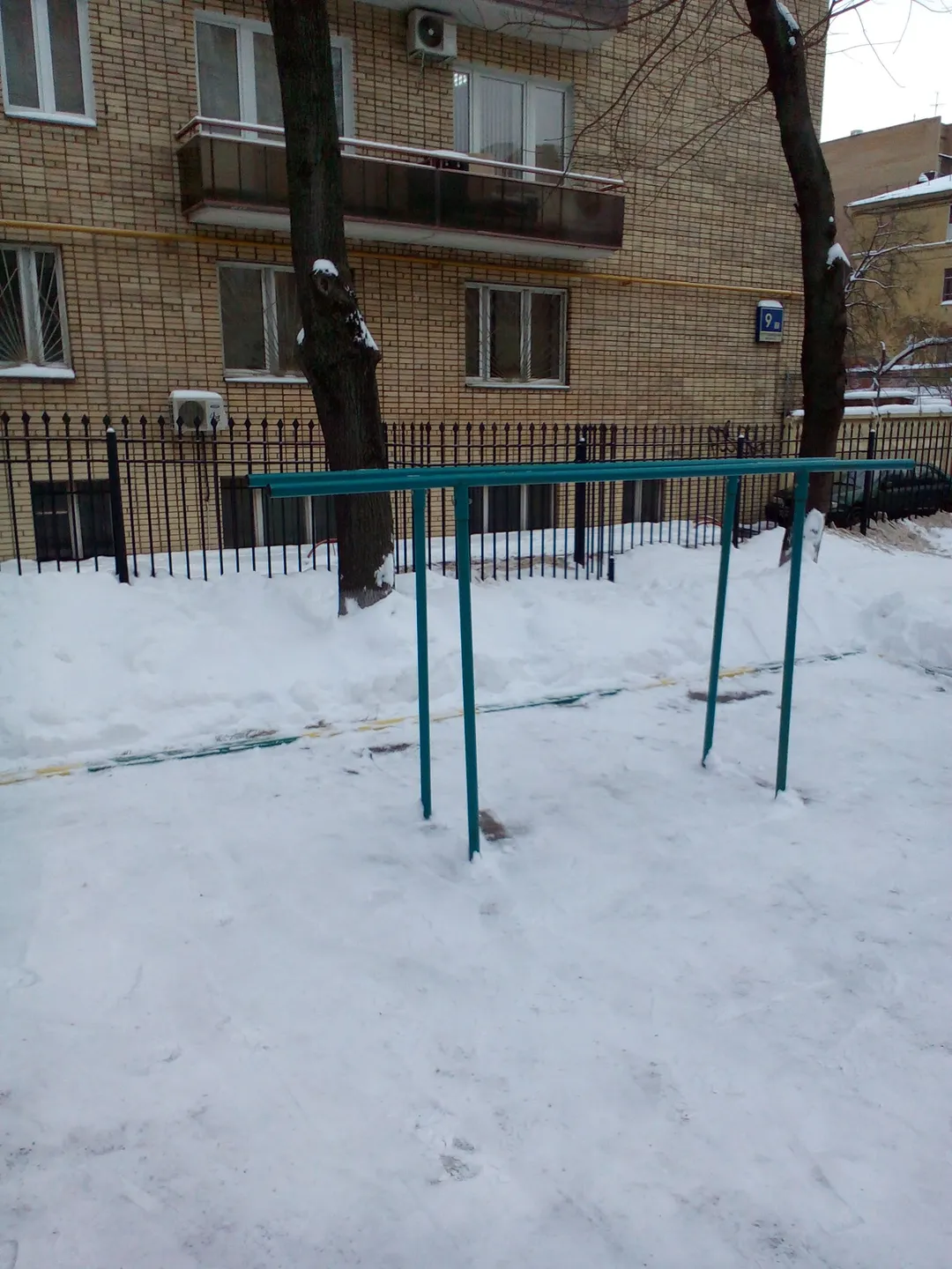 Бруси на майданчику Calisthenics Park at Кутузовский проспект, Москва #wp2709 – фото 2 з 2