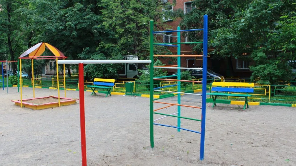 Bare paralele la Calisthenics Park at Большая Серпуховская улица, Москва – fotografia 2 din 6