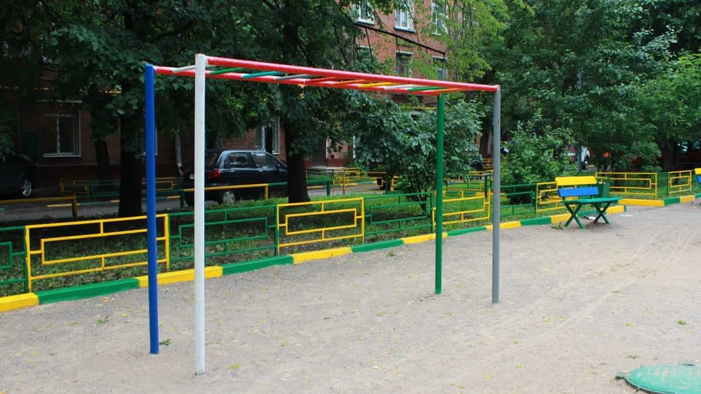 Bancă pentru abdomen la Calisthenics Park at Большая Серпуховская улица, Москва – fotografia 5 din 6