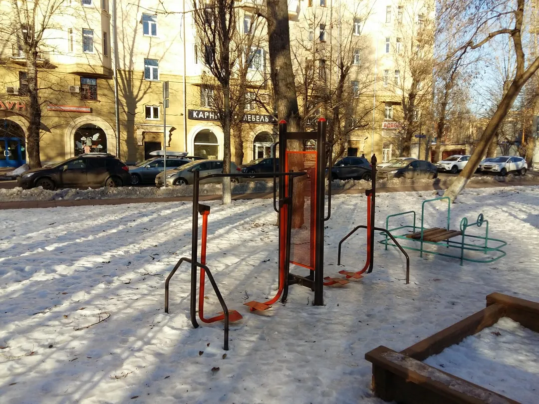 Barres parallèles à Calisthenics Park at улица Самеда Вургуна, Москва – photo 2 sur 3