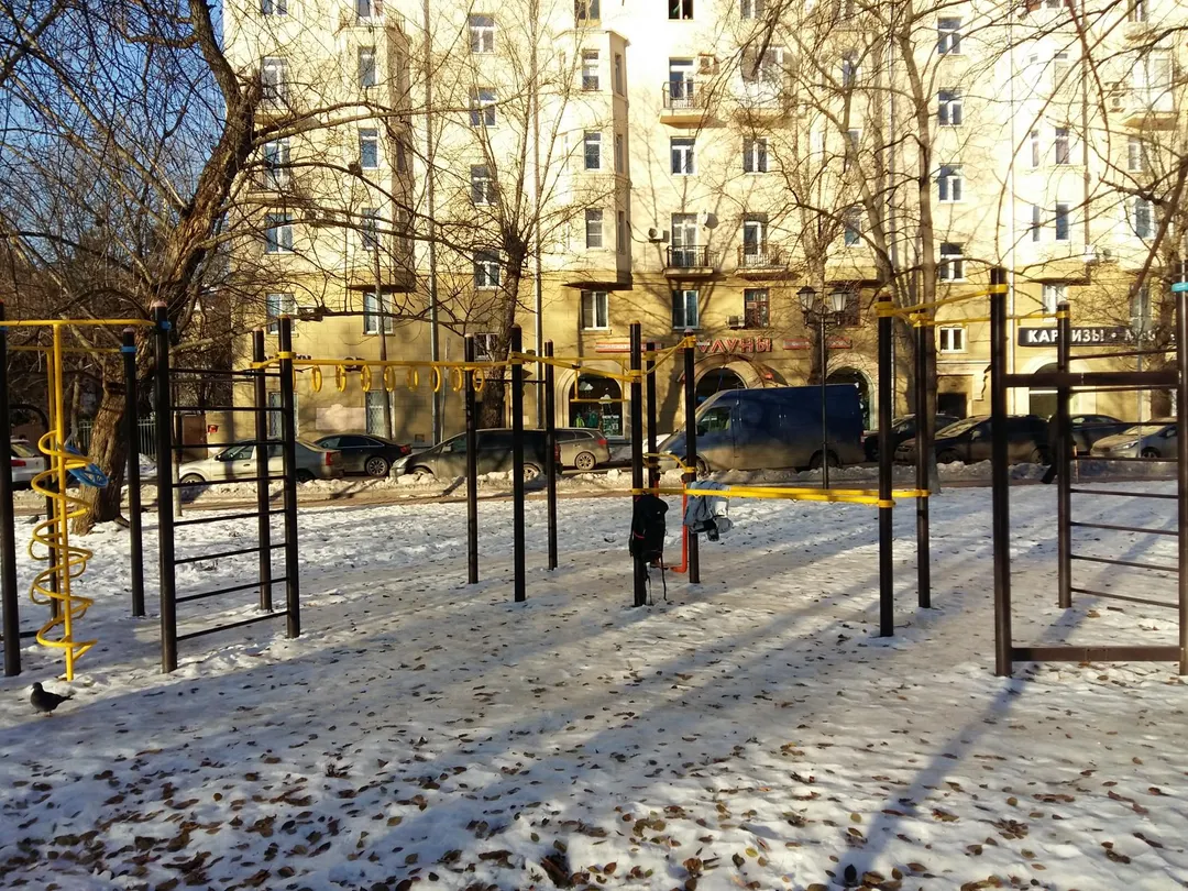 Barre de traction à Calisthenics Park at улица Самеда Вургуна, Москва – photo 1 sur 3