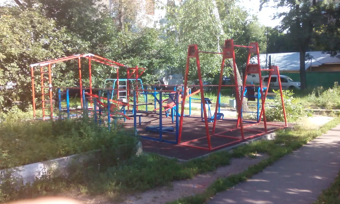 Sbarra per trazioni presso Calisthenics Park at Старый Зыковский проезд, Москва – foto 1 di 3