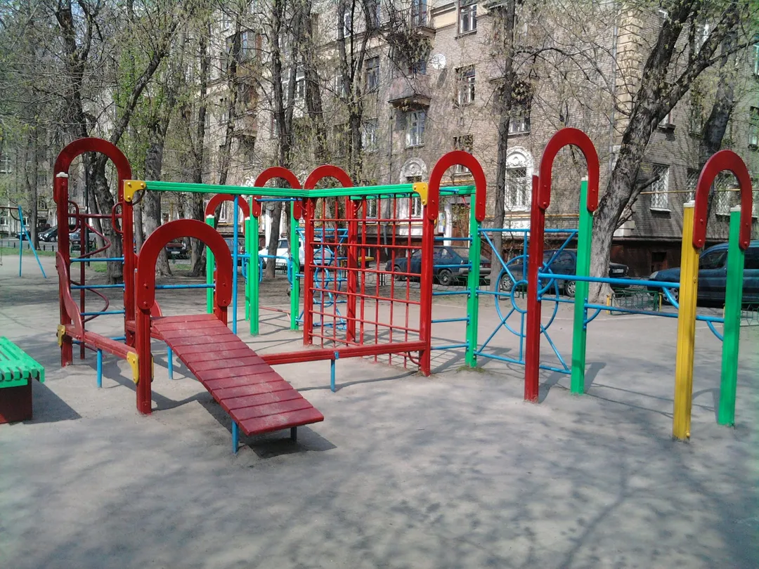 Bancă pentru abdomen la Calisthenics Park at улица Маршала Бирюзова, Москва – fotografia 4 din 4