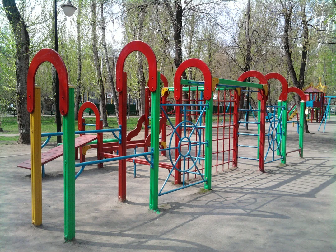 Bare paralele la Calisthenics Park at улица Маршала Бирюзова, Москва – fotografia 2 din 4