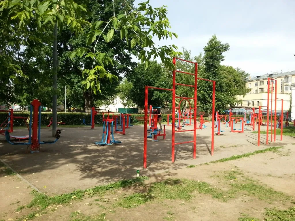 Sbarra per trazioni presso Calisthenics Park at Большой Факельный переулок, Москва – foto 1 di 4