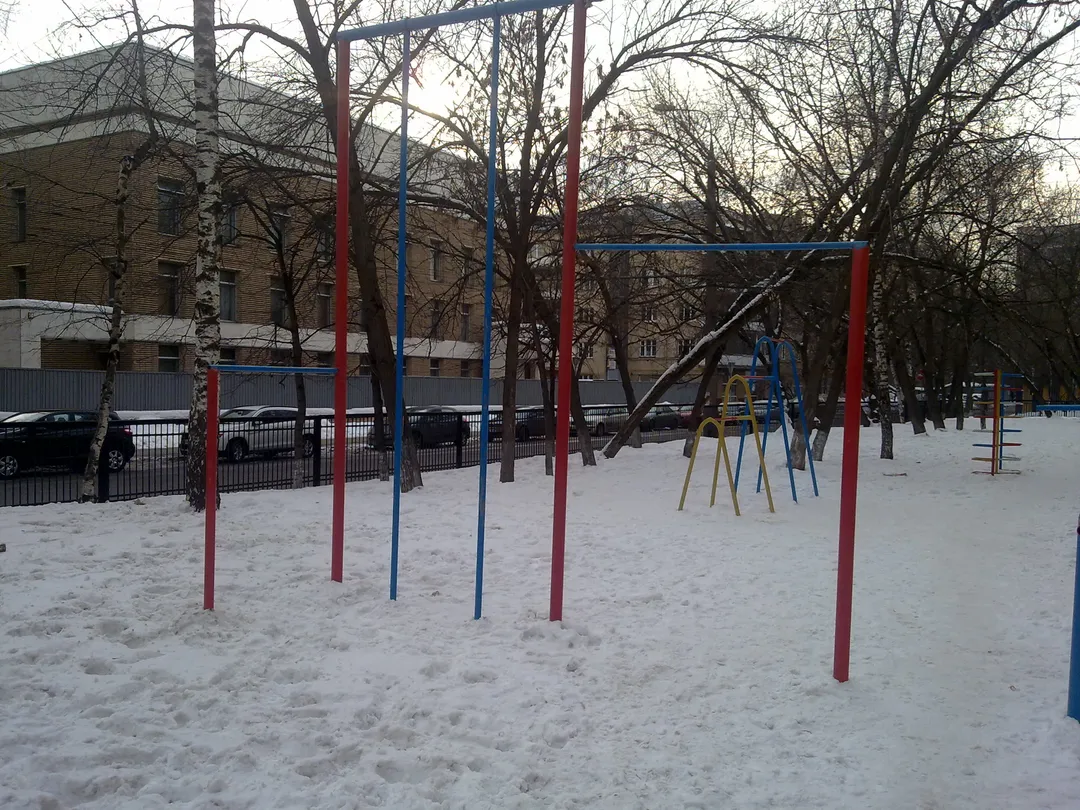 Espalderas en Calisthenics Park at Орлово-Давыдовский переулок, Москва – foto 3 de 4