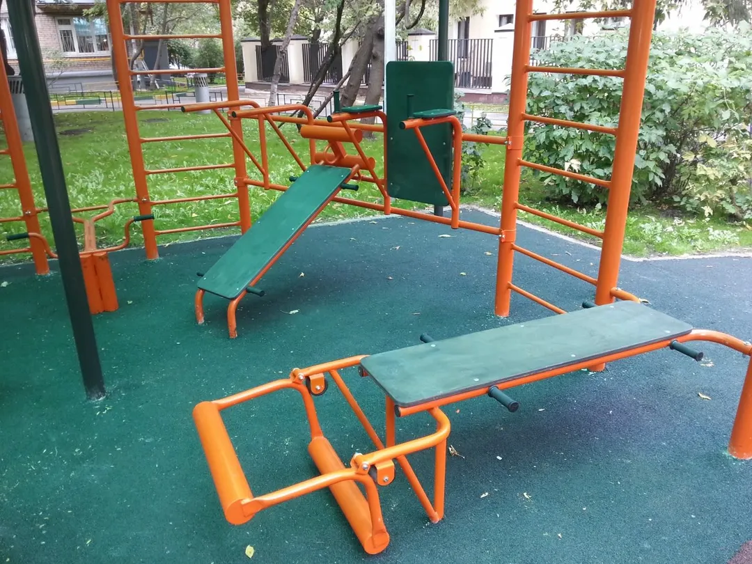 Bancă pentru abdomen la Calisthenics Park at Большой Девятинский переулок, Москва – fotografia 5 din 5