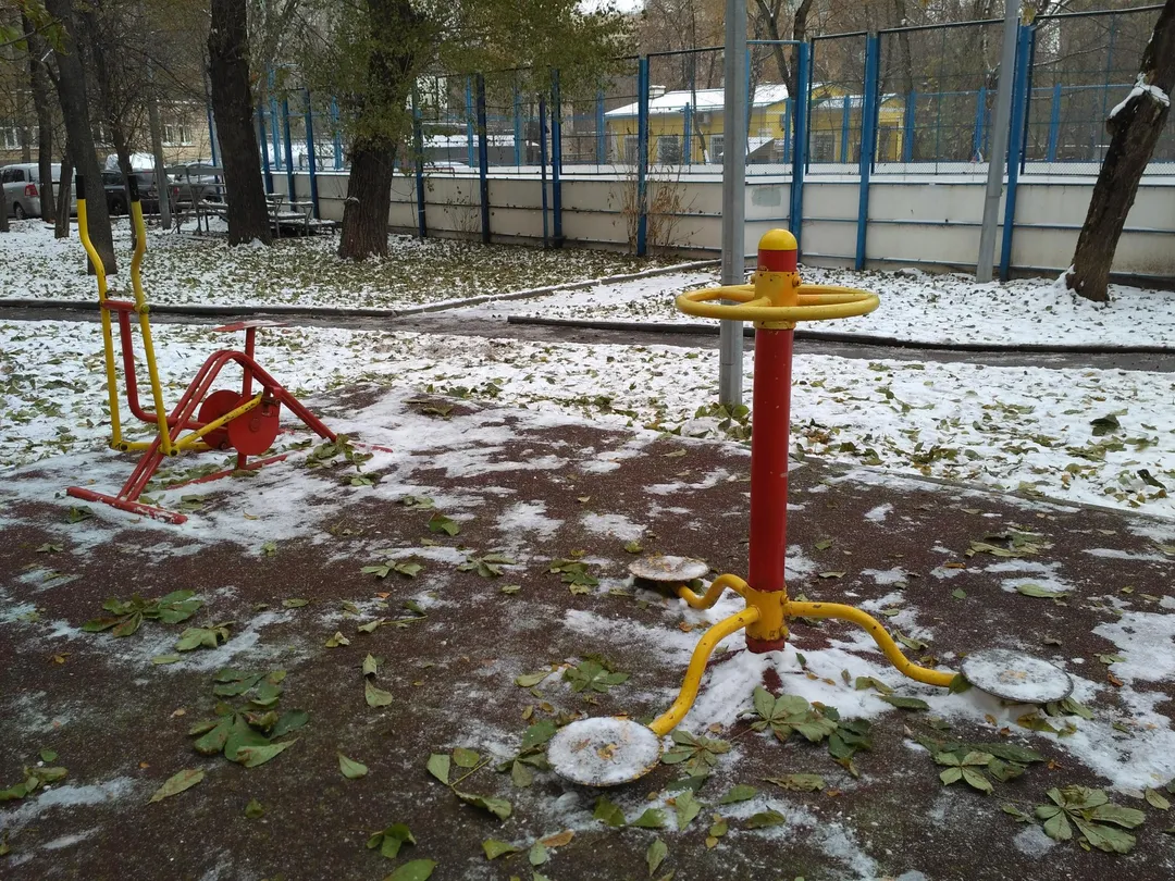 Abs Bench at Calisthenics Park at Малый Песчаный переулок, Москва – photo 5 of 7