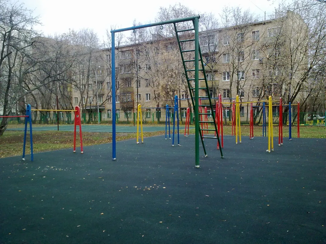 Barres parallèles à Calisthenics Park at Чонгарский бульвар, Москва #wp2729 – photo 2 sur 3