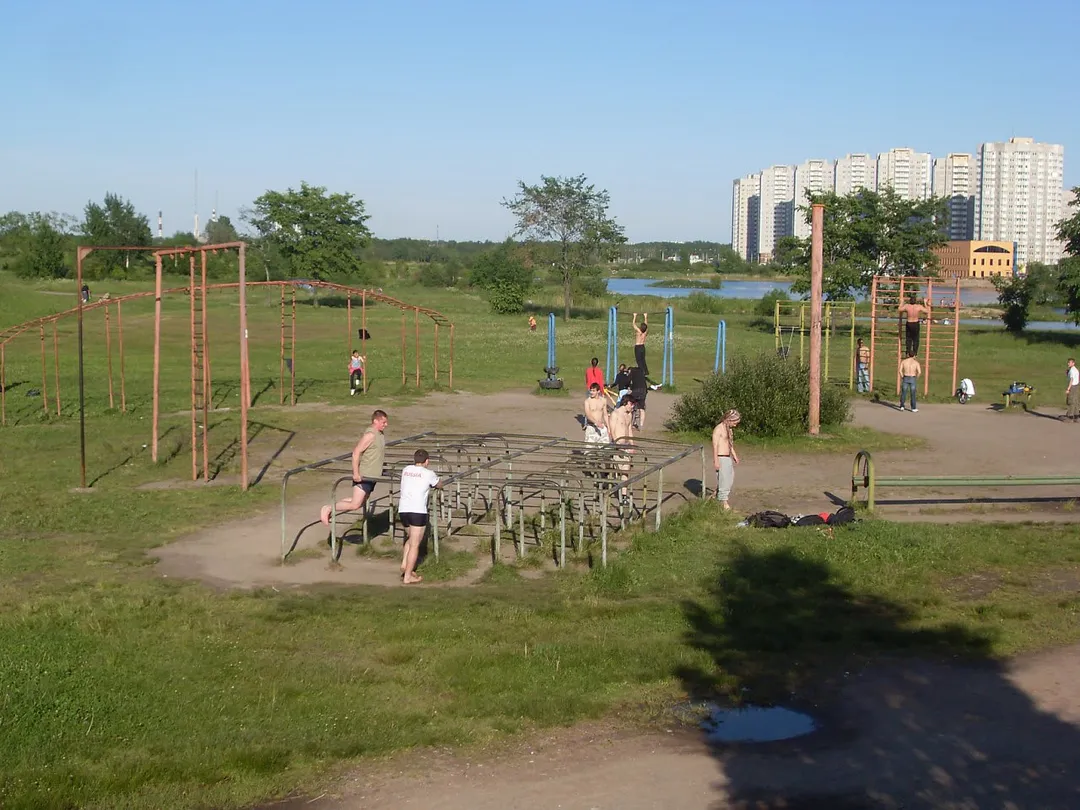 Bare paralele la Calisthenics Park at Бухарестская улица, Санкт-Петербург #wp2733 – fotografia 2 din 2