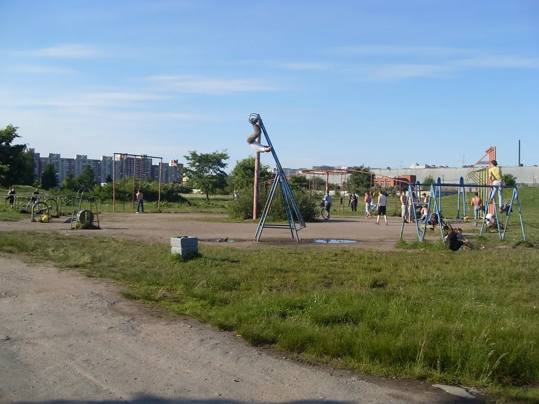 Bară de tracțiuni la Calisthenics Park at Бухарестская улица, Санкт-Петербург #wp2733 – fotografia 1 din 2