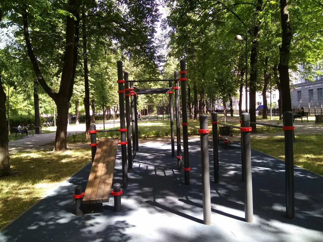 Бруси на майданчику Calisthenics Park at улица Серпуховский Вал, Москва – фото 2 з 4