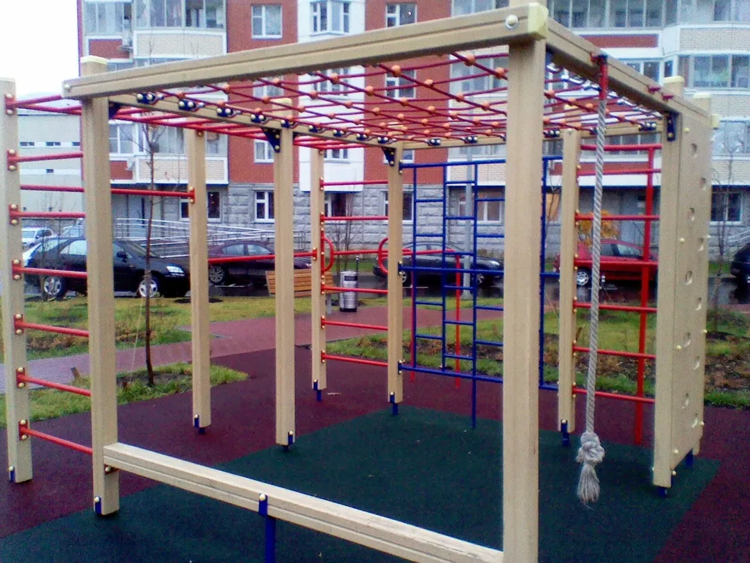 Bancă pentru abdomen la Calisthenics Park at Болотниковская улица, Москва – fotografia 5 din 5