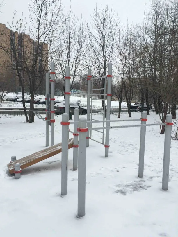 Бруси на майданчику Calisthenics Park at Ялтинская улица, Москва – фото 2 з 2