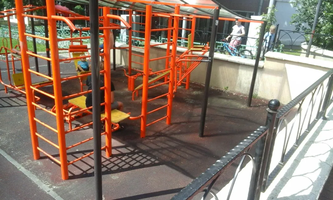 Bară de tracțiuni la Calisthenics Park at Лефортовский переулок, Москва – fotografia 1 din 4