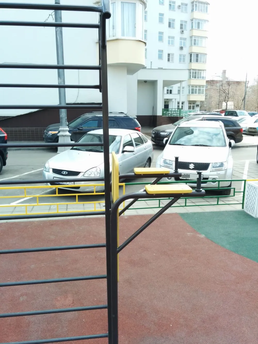 Parallele presso Calisthenics Park at 3-й проезд Марьиной Рощи, Москва – foto 2 di 6