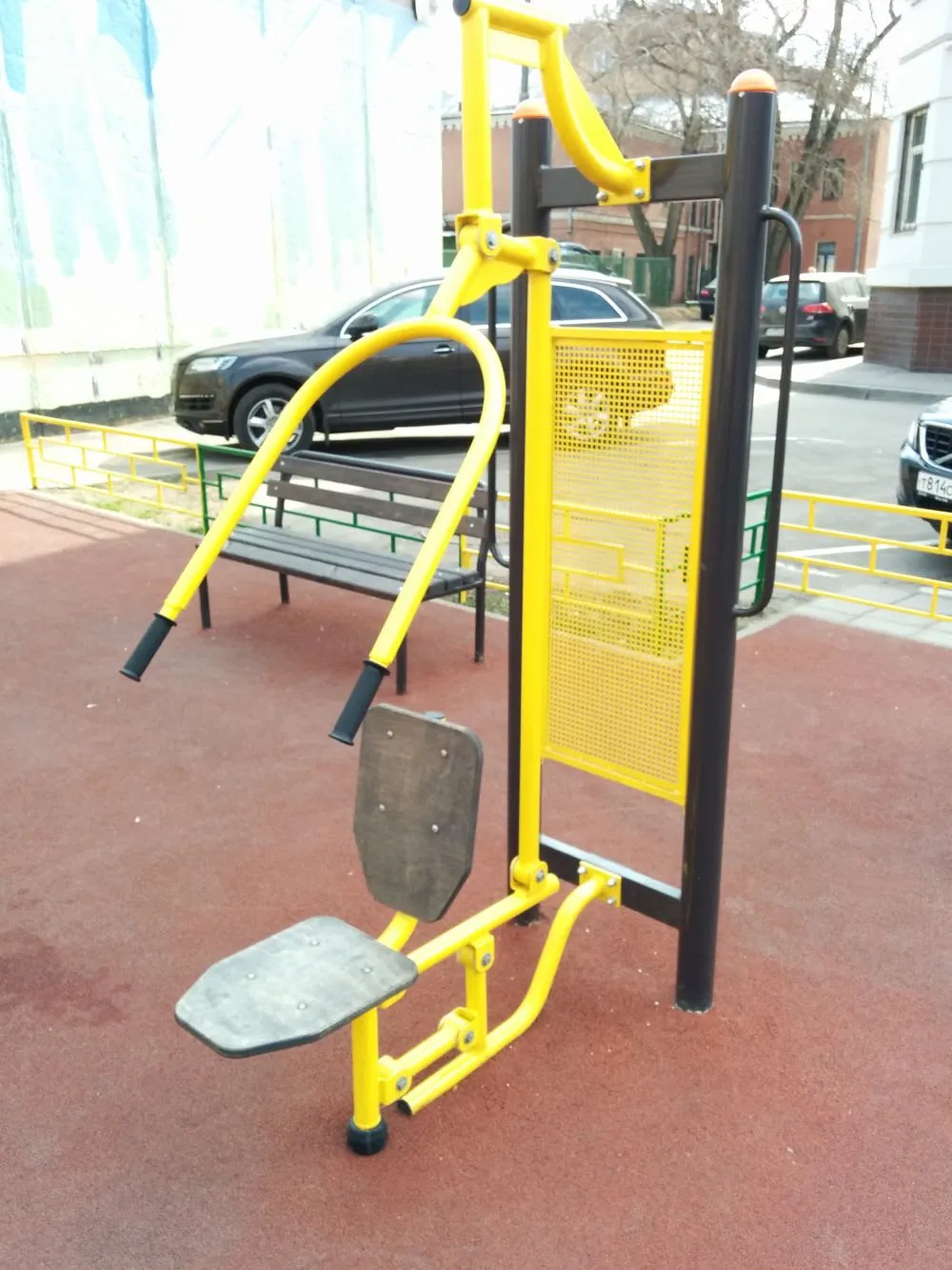 Sbarra per trazioni presso Calisthenics Park at 3-й проезд Марьиной Рощи, Москва – foto 1 di 6