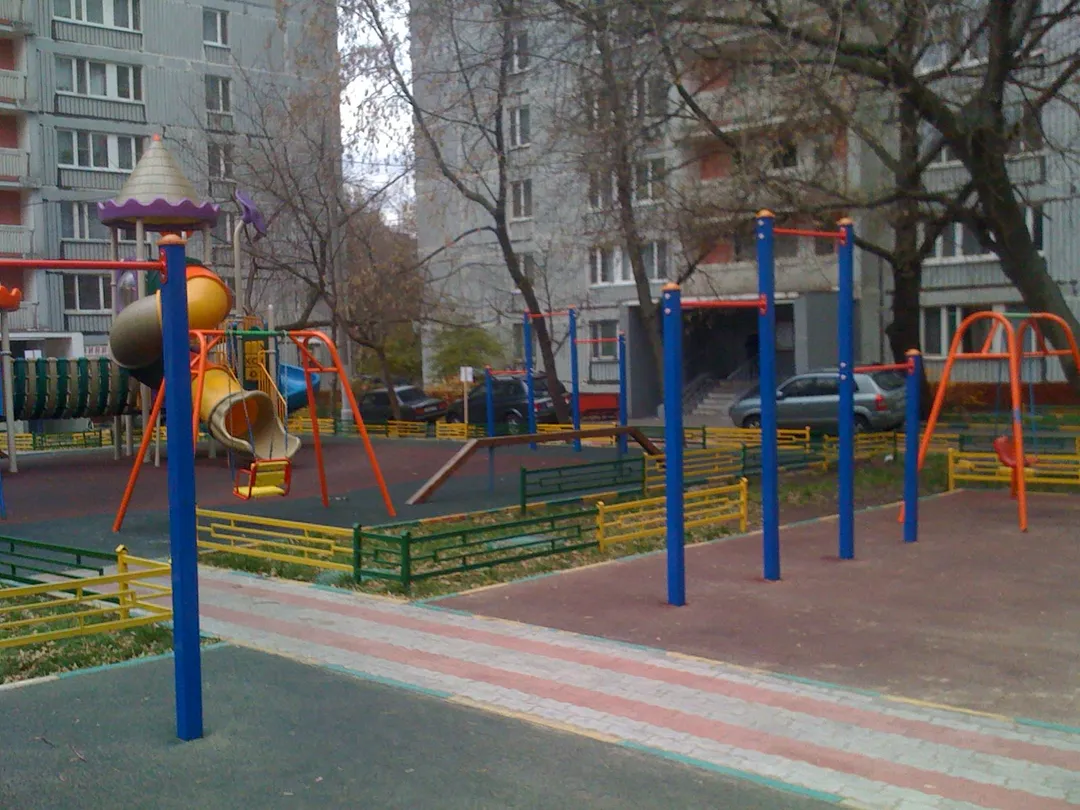 Barres parallèles à Calisthenics Park at Юрьевская улица, Москва – photo 2 sur 2