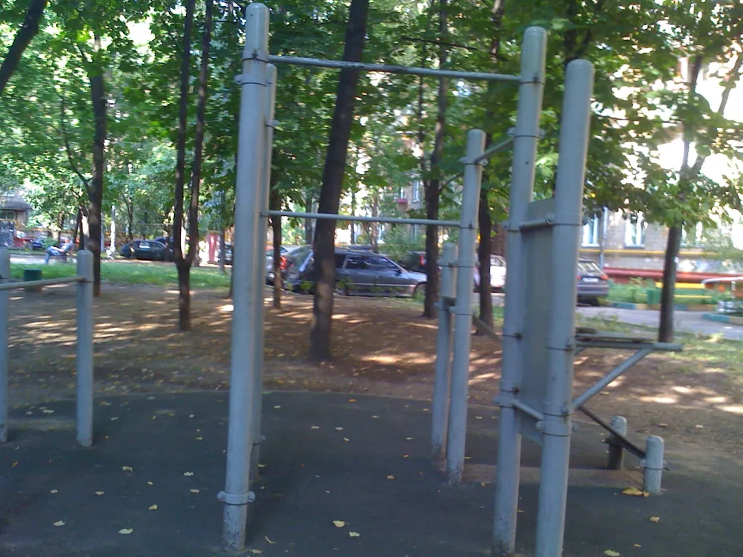 Bancă pentru abdomen la Calisthenics Park at улица Семёновский Вал, Москва – fotografia 4 din 4