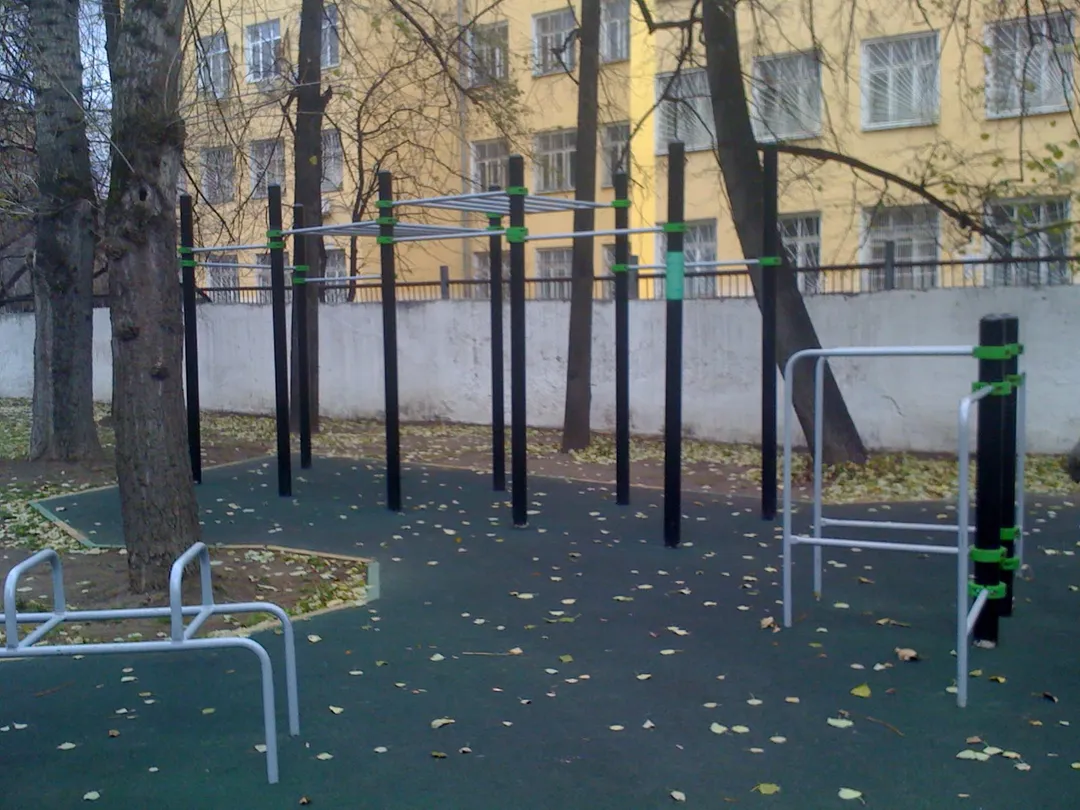 Parallel Gym Bars at Calisthenics Park at Красноказарменная улица, Москва – photo 2 of 9