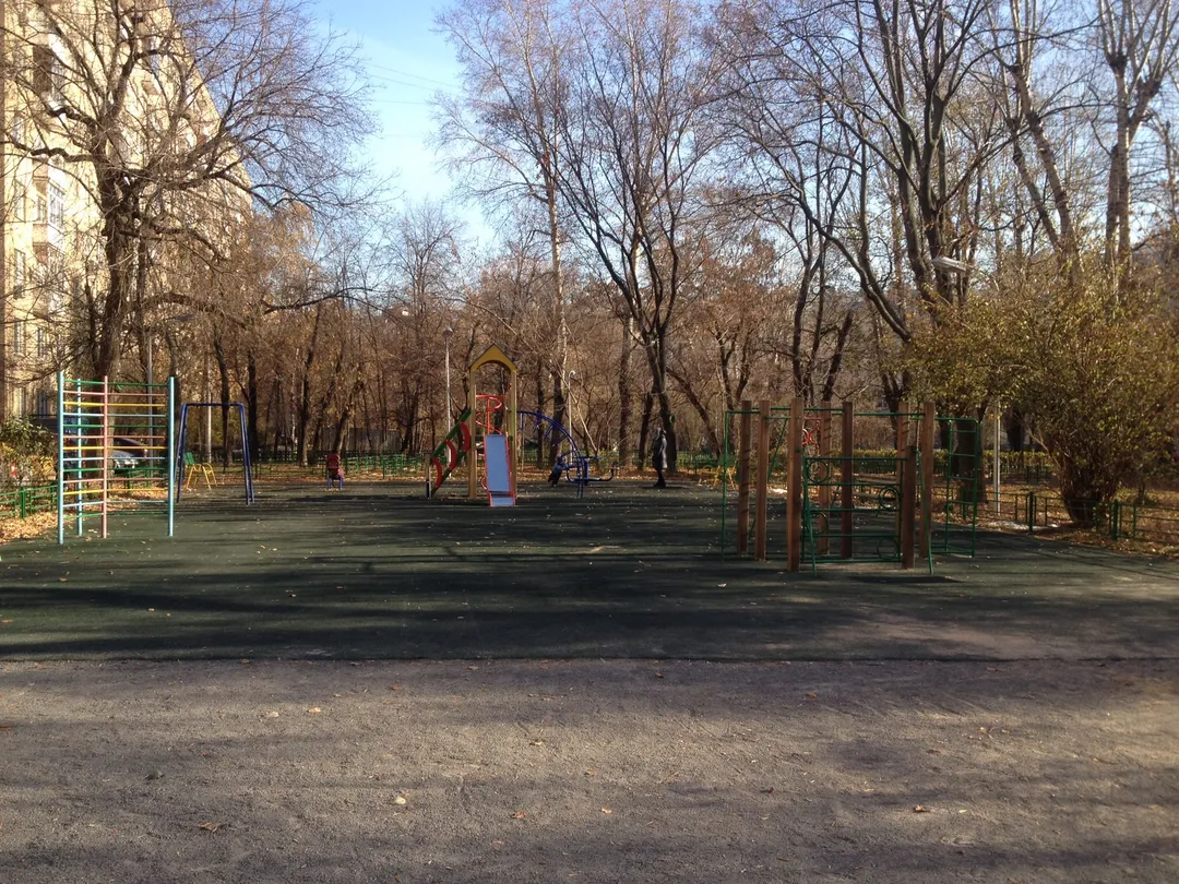 Лавка для жиму на майданчику Calisthenics Park at Оболенский переулок, Москва – фото 5 з 5