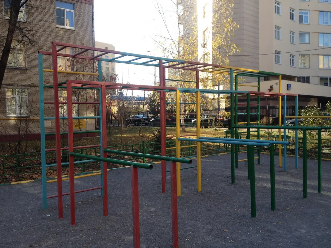 Бруси на майданчику Calisthenics Park at Оболенский переулок, Москва – фото 2 з 5