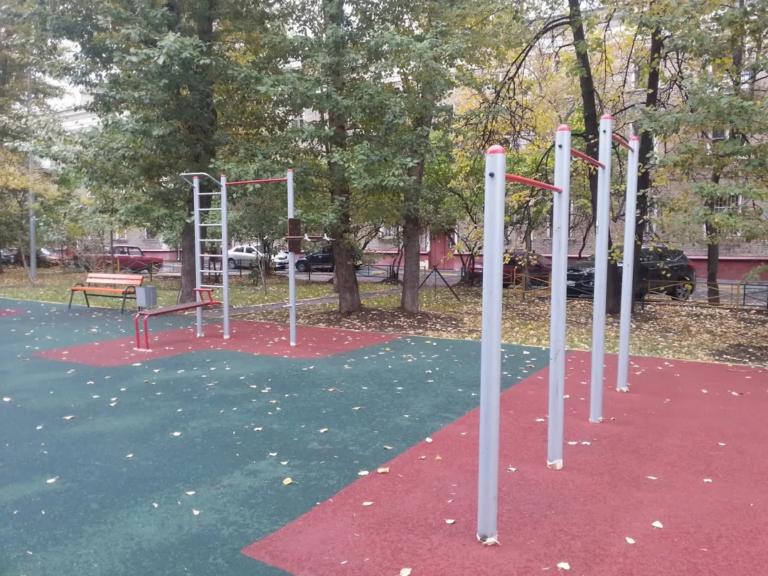 Bancă pentru abdomen la Calisthenics Park at улица Малышева, Москва – fotografia 3 din 3