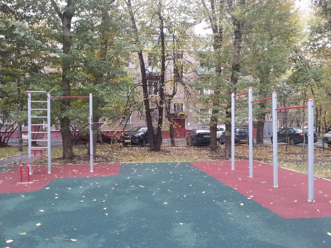 Bare paralele la Calisthenics Park at улица Малышева, Москва – fotografia 2 din 3