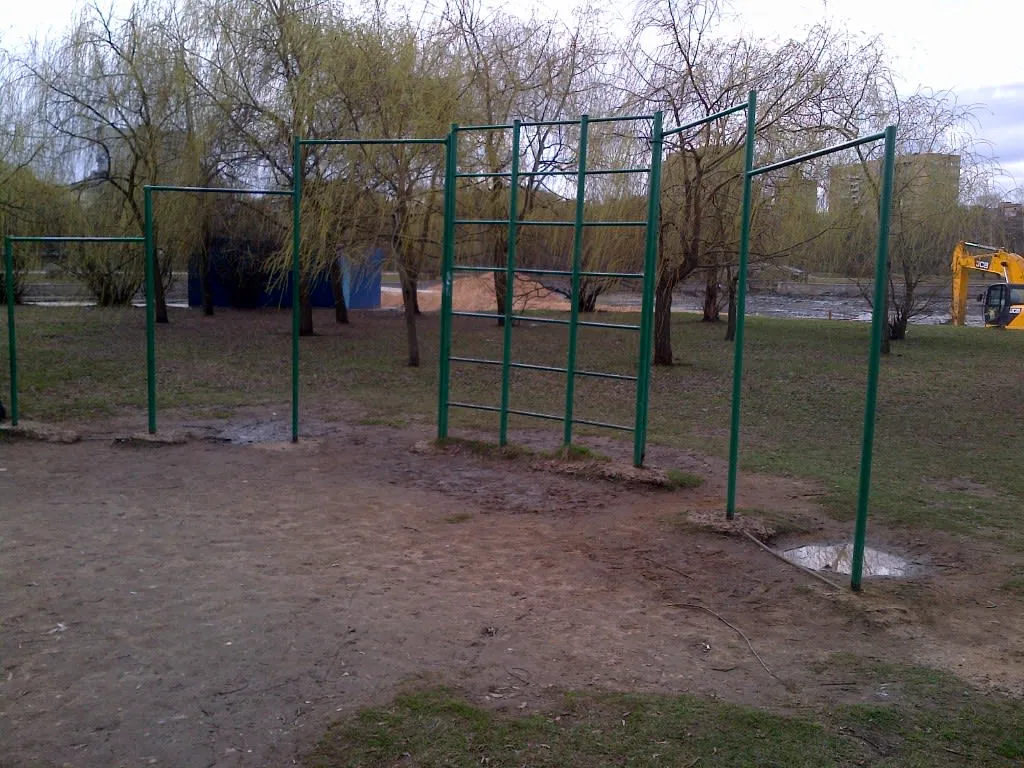 Barre de traction à Calisthenics Park at Флотская улица, Москва – photo 1 sur 2
