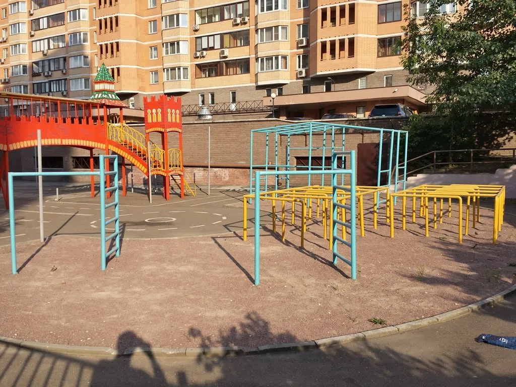 Espalier à Calisthenics Park at Никулинская улица, Москва #wp2781 – photo 1 sur 2