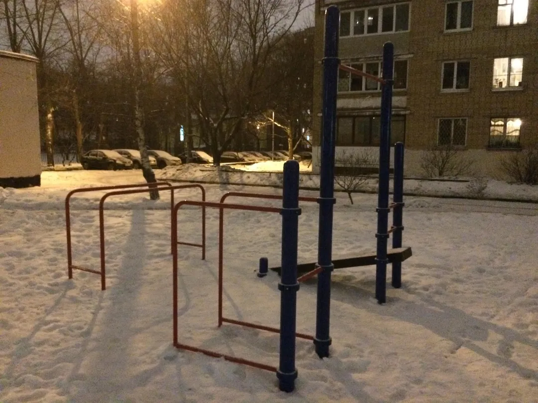 Bancă pentru abdomen la Calisthenics Park at улица Зои и Александра Космодемьянских, Москва – fotografia 3 din 4