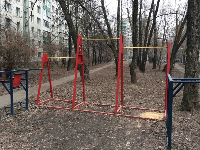 Barres parallèles à Calisthenics Park at Соболевский проезд, Москва – photo 2 sur 4