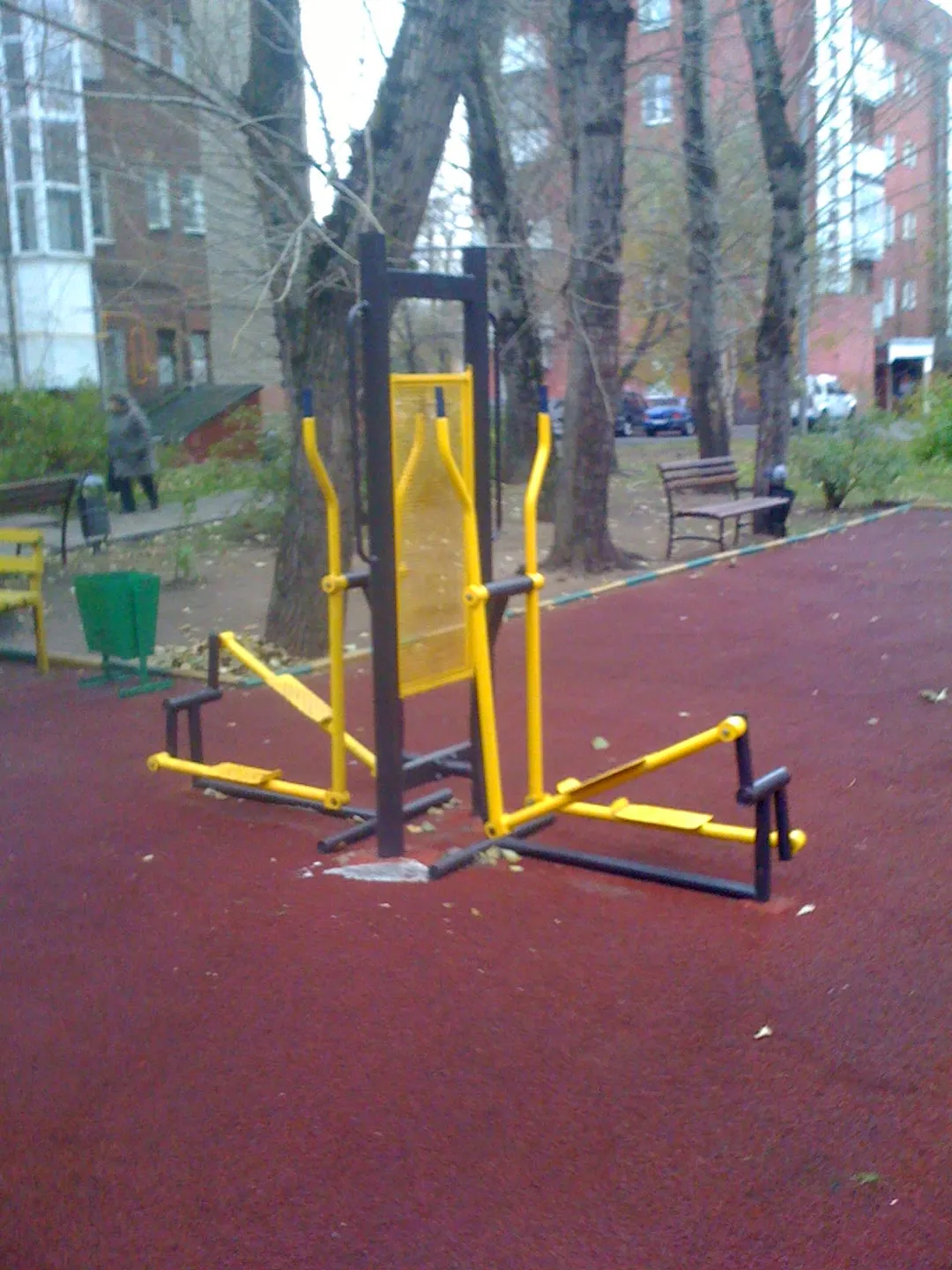 Sbarra per trazioni presso Calisthenics Park at Малая Семёновская улица, Москва – foto 1 di 2
