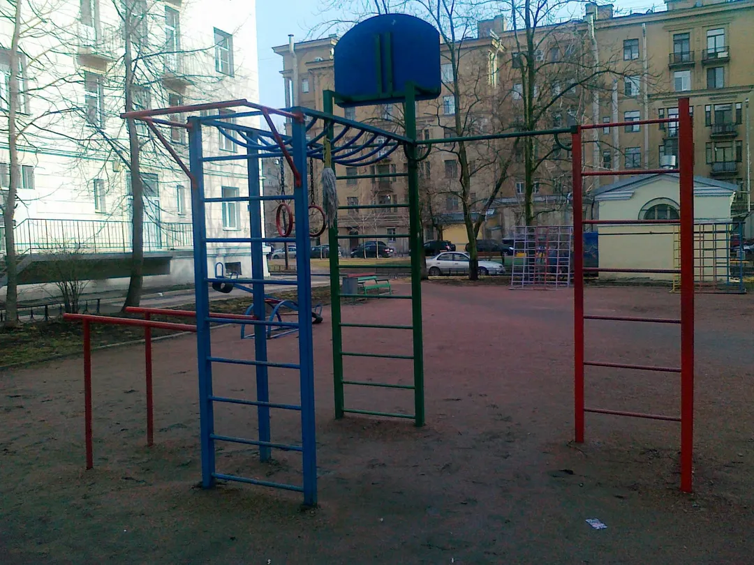 Брусья на площадке Calisthenics Park at Благодатная улица, Санкт-Петербург – фото 2 из 3