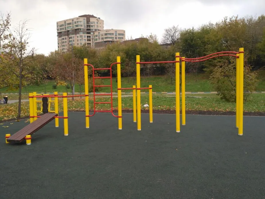 Sbarra per trazioni presso Calisthenics Park at Краснодарская улица, Москва – foto 1 di 3