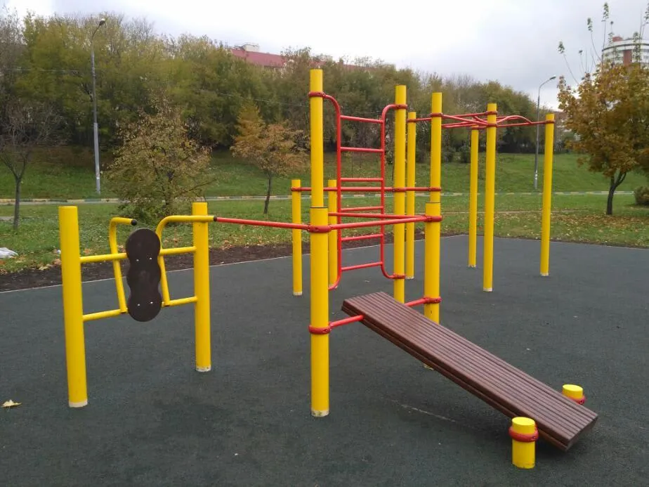 Parallele presso Calisthenics Park at Краснодарская улица, Москва – foto 2 di 3