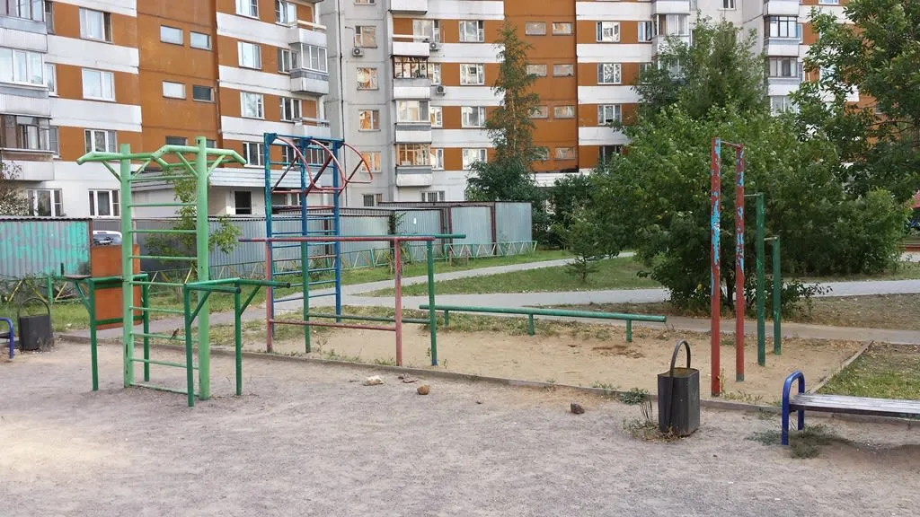 Barre de traction à Calisthenics Park at Никулинская улица, Москва #wp2793 – photo 1 sur 2