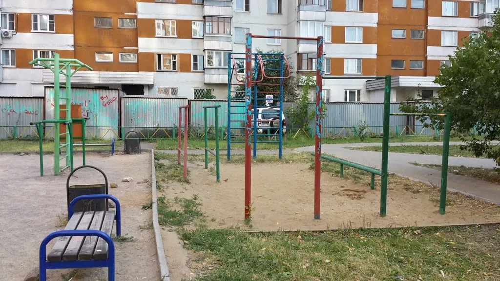 Barres parallèles à Calisthenics Park at Никулинская улица, Москва #wp2793 – photo 2 sur 2