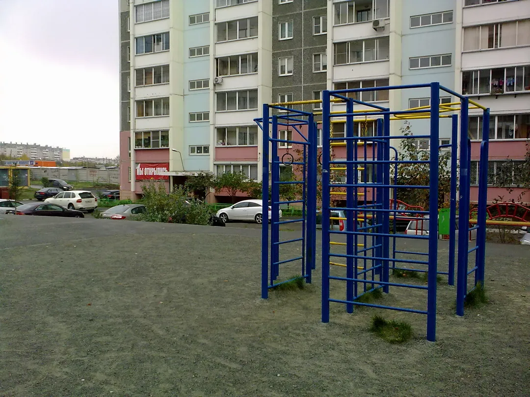 Bare paralele la Calisthenics Park at Молдавская улица, Челябинск – fotografia 2 din 4