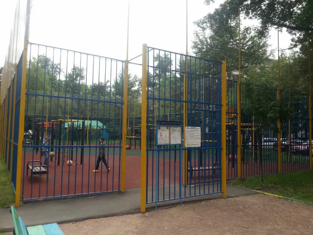 Bară de tracțiuni la Calisthenics Park at Кубанская улица, Москва – fotografia 1 din 4